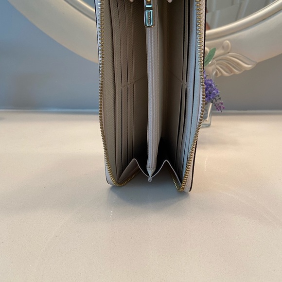 LIKE NEW COACH WALLET!  Crossgrain leather ‘Chalk’ color w/gold tone hardware. - Picture 2 of 4